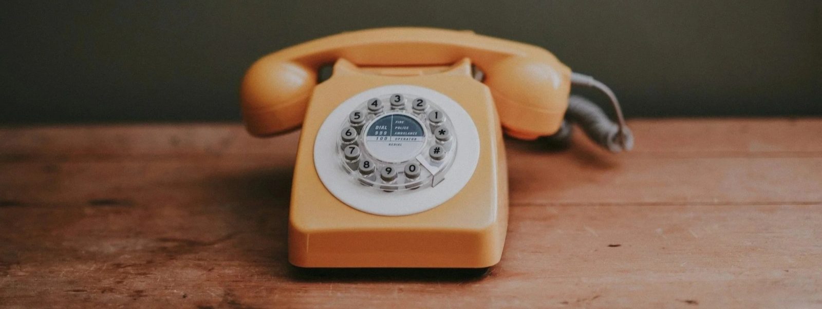 Teléfono antiguo de disco, página de contacto de la Fundación Ángel Linares en Lorca, Región de Murcia