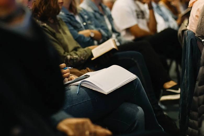 Personas tomando notas en una formación bonificable para empresas de la Fundación Ángel Linares