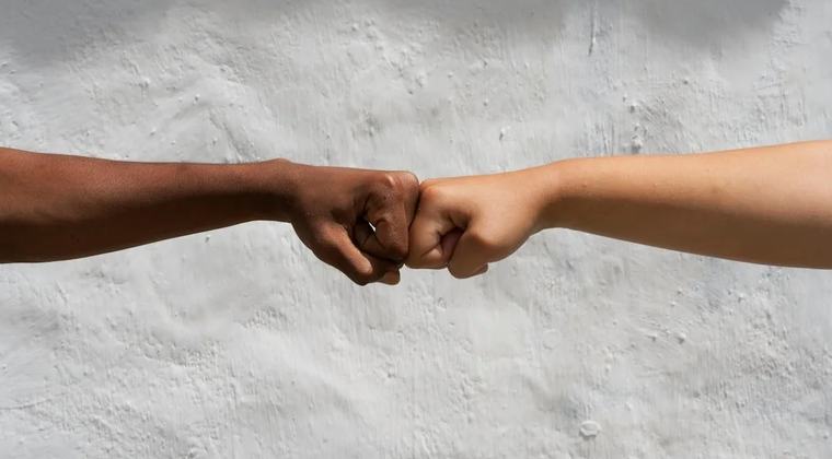 Dos manos entrelazadas, símbolo de la solidaridad de la Fundación Ángel Linares