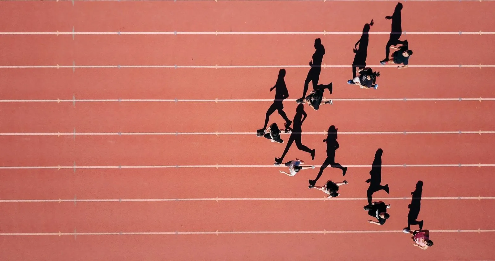 Vista aérea de niños en una carrera de orientación, proyecto de orientación deportiva educativa de la Fundación Ángel Linares